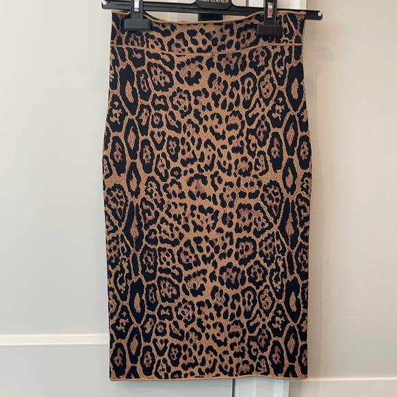 Leopard Print form fitting skirt Size Small - Picture 1 of 3